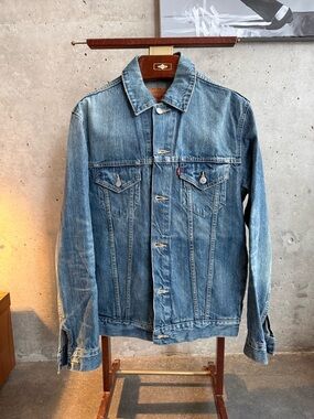Levi’s Denim Trucker Jacket (Men’s)